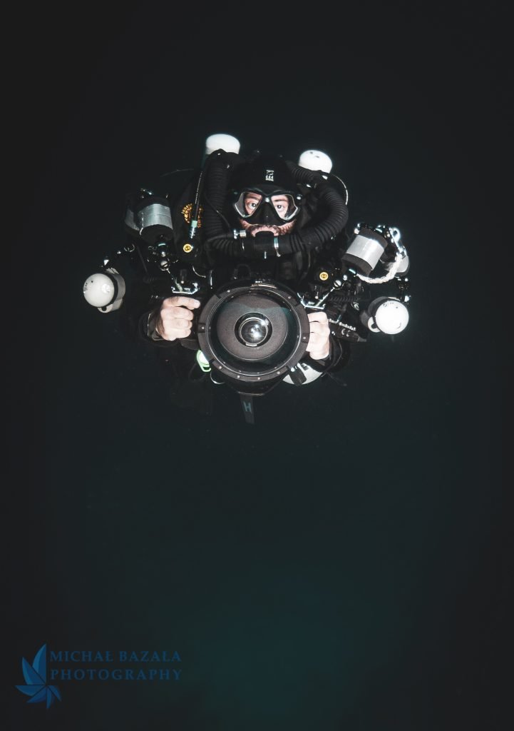 portret nurka technicznego pod woda fotograf podwodny rebreather